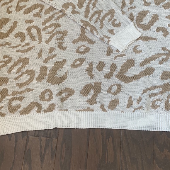 Amazon sweater perfect to wear with leggings and boots. Size M. - Picture 3 of 3